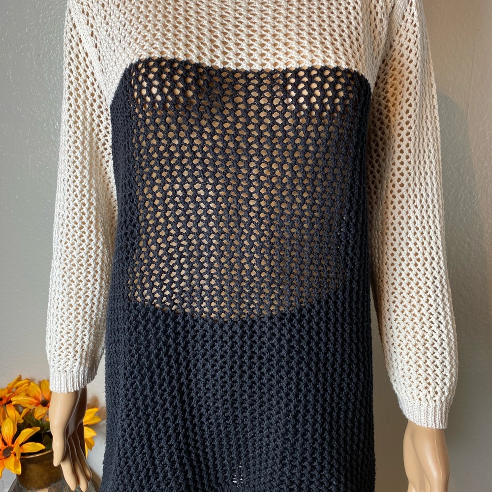 APT9.  Sweater embroidered black. Whit size XL